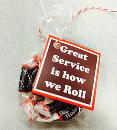 there is a sign that says great service is how we roll on the back of a bag