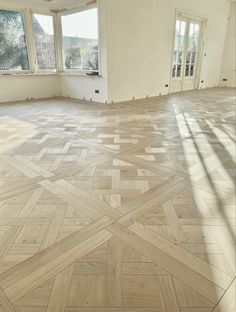 Versailles vloer, unieke patroon vloer Versailles Parquet Flooring, Versailles Flooring, Oak Floor Living Room, Garage Renovation, Parquet Floors, House Redesign, Arts And Crafts House