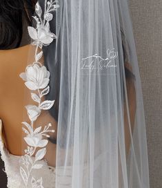 the back of a bride's veil with flowers on it