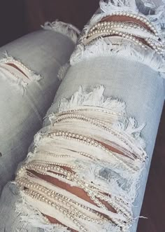 Pants With Beads, Rhinestone Ripped Jeans, Embellish Clothes Diy, Bling Clothes Diy, Diy Bedazzled Jeans, Diy Rhinestone Jeans, Diy Clothing Design Ideas, Jeans Transformation Ideas, Ripped Jeans Ideas