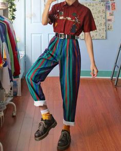 Look 80s, Doc Martens Outfit, 70s Inspired Fashion, Look Retro, Retro Mode, Mode Inspo, Tomboy Fashion, 80s Fashion