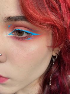 Asymmetrical Eyes Makeup, Bright Make Up Looks, Color Graphic Liner, Fun Colorful Makeup, Colorful Graphic Liner, Easy Graphic Liner, Graphic Eyeliner Ideas, Graphic Liner Ideas, Mini Dress Spring