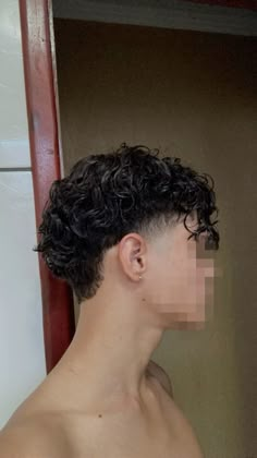 #cortesdecabelo #cortemasculino #corteamericano #ondulado #cachos #cachoscurtos #ideas #instagram #icon #foryoupage #viralpost #reference #inspiration #inspiração #instastory 2b Haircut Men, Short Curly Guy Haircuts, Classy Curly Hairstyles Men, White Boy Curly Haircut, Curly Short Haircuts Men, Guys With Short Curly Hair, Haircuts For Guys With Wavy Hair, Curly Bowl Cut Men, Short Curly Haircut Men