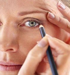 Eye Makeup for Older Women 14 makeup tips for women over 60 #makeuptips Looks Party, Trendy Makeup, Tips For Women, Hooded Eyes, Eye Makeup Tips, Professional Makeup Artist, Eye Makeup Tutorial