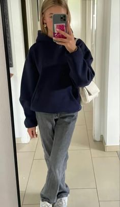 Navy Hoodie Outfit Aesthetic, Stokholm Girl Outfit, Easy But Cute Outfits, Hoodie And Jeans Outfit Aesthetic, Jeans And Hoodie Outfit Casual, Hoodie Inspo Outfit, Sweat Shirt Outfits With Jeans, Stocholms Style Girl, Scandanavian Street Style Winter