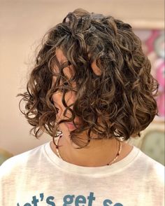 Neck Length Curly Hair, Pelo Bob Ondulado, Medium Curly Haircuts, Cool Blonde Hair Colour, Bob Haircut Curly, Curly Hair Photos, Short Curly Haircuts, Curly Hair Inspiration, Permed Hairstyles