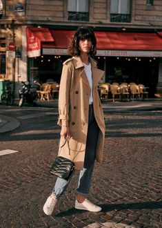 Sézane - Jack sneakers Trent Coat, Trenchcoat Outfit, Fall Fashion Coats, Style Parisienne, Walking Down The Street, Tokyo Street Fashion, Trench Coat Outfit, Paris Mode, Classic Trench Coat