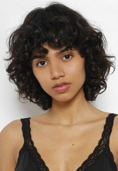 60s Short Curly Hair, French Short Curly Hair, Short Curly Haircut For Women, Short Curly Dark Hair, Short Wavy Hairstyle Women, 2c Short Hair, Curly Bangs Short Hair, Short Curly Hair Girl, Short 2c Hair