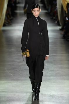 Fendi Fall 2024 Ready-to-Wear Runway, Fashion Show & Collection Review [PHOTOS] Kim Jones, Michael Kors Fashion, Show Collection, Fall Winter 2024, Stylish Clothes, Cool Street Fashion, Military Style, Fashion Show Collection, Military Fashion