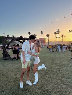 Matching Coachella Outfits Couple, Festival Pictures Ideas Boyfriend, Coachella Couple Pictures, Couples Coachella Outfits, Matching Couple Outfits Aesthetic Summer, Matching Couple Concert Outfits, Techno Couple Outfit, Music Festival Couple Pictures, Couple Poses Festival