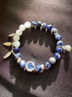 Handmade bracelet with sodalite and jade beads crystal. Size between 15cm-17cm Blue Sodalite, White Jade, Jade Bracelet, Jade Beads, Handmade Bracelet, Handmade Bracelets, Crystal Beads, Jade, Jewelry Bracelets