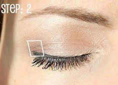 Small Eyelid Makeup, Everyday Eye Makeup Tutorial, Apply Highlighter, Makeup For Small Eyes, Everyday Eye Makeup, Small Eyes, How To Apply Eyeshadow, Shimmer Eyeshadow, Eye Makeup Tips