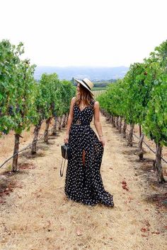 30  Stylish Winery Outfit Ideas for Spring Summer for a Day of Wine Tasting Napa Valley Dress Outfit, Tropical Couture, Italy Wardrobe, Bohemian Closet