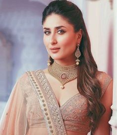 Hair Style On Saree, Saree Hairstyles, Indian Bridal Hairstyles, Bridal Jewellery Indian, Kareena Kapoor, Saree Look, Bollywood Celebrities, Indian Designer Wear