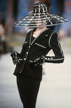 Vintage Chanel Runway, Lagerfeld Chanel, Chanel Karl Lagerfeld, Karl Lagerfeld Fashion, 00s Runway, High Fashion Couture