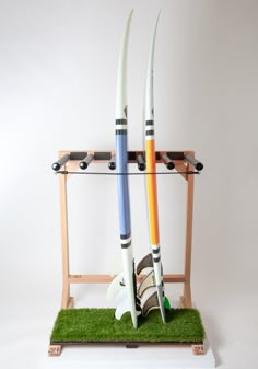 Grassy surfboard rack that can hold up to 5 surfboards. The wooden rack is shown holding two surfboards one blue, and one orange, while they sit on the rack's faux grass base. Surf Storage, Surfboard Storage, Surf Rack, Red Oak Hardwood, Surfboard Rack, Wooden Surfboard, Board Rack, Board Storage, Surf Skate