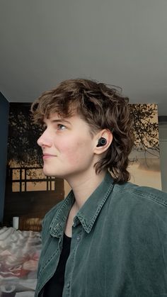 Short Enby Hair Wolfcut, Medium Length Haircut Masculine, Cool Nonbinary Haircuts, Queer Man Haircut, Curly Mullet Undercut, Short Wavy Hair Masculine, Women Masculine Haircut, Mod Mullet Haircut, Masculine Haircut For Women Curly