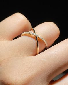 Criss Cross Engagement Ring, Rings Jewelry Simple, Hand Jewelry Rings, Criss Cross Ring, Modern Gold Jewelry, Pretty Jewelry Necklaces, Gold Rings Fashion, Gold Ring Designs, Gold Anniversary