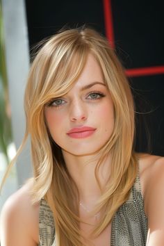 Chic layered haircut with side-swept bangs Chic Hair, Layered Hairstyles, Hair Makeover, Layered Cuts