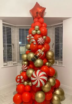 Balloon Ornaments, Christmas Party Backdrop, Balloon Christmas, Balloon Tree, Christmas Door Decorating Contest, Traditional Holiday Decor