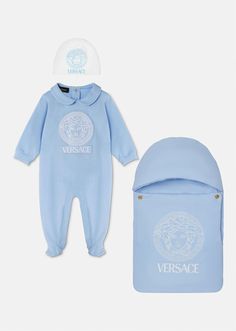 This soft and cozy baby sleepsuit with footies features an embroidered Medusa and Versace Logo motif. Versace Bathrobe, Versace Design, Versace Kids, Designer Baby Clothes, Newborn Accessories, Versace Logo, Cotton Romper, Kids Logo, Versace Men