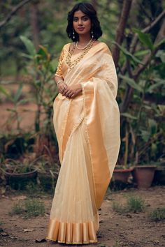 Simple Plain Saree, Gold Color Saree, Lace Weaving, Plain Saree, Half Sleeve Blouse, Organza Saree, Organza Fabric, Indian Attire, Chiffon Saree