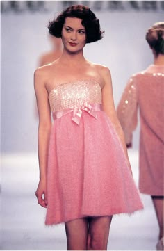 @Isaac Mizrahi Spring 94 Pink Runway, Sophie Dahl, Shalom Harlow, Skin Aesthetics, Runway Fashion Couture, Original Supermodels, Pose References