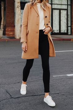 Fashion Jackson Wearing Ann Taylor Camel Coat White Sweater Black Skinny Jeans White Sneakers Outfit To Recreate, Vinter Mode Outfits, Camel Coat Outfit, Beanie Outfit, Fashion Jackson, Cute Winter Outfits, Camel Coat, Winter Outfits For Work, Casual Work Outfits