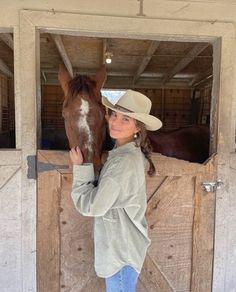 Viviane Audi, Country Outfit, Western Work, Dream Live, Cute Modest Outfits, Spring Photos, Cowboy Style, Country Outfits, Jeans Color