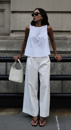 Summer Dress Minimalist, Minimal Outfits Summer, Minimal Fashion Spring, Toteme Summer, Minimalist Chic Outfit Summer, White Linen Shirt Outfit Women, Effortlessly Chic Outfits Summer, Minimal Casual Outfit, All White Fit