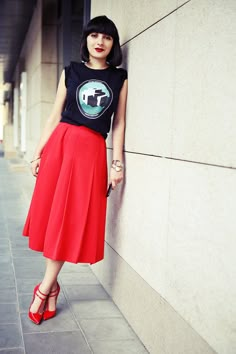 street style... Natural Outfits, Turquoise Clothes, Long Midi Skirt, Classic Skirts, Bright Winter, Red Skirts, Style Profile, Skirt Outfits