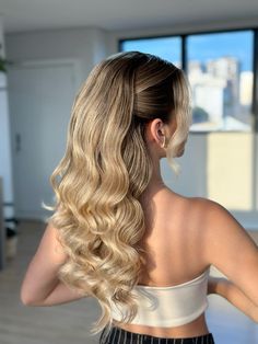 Opção de penteado semi preso para formandas e noivas Half Up Half Down Wedding Hair Side Part, Easy Hoco Hairstyles, Cute Ponytail Hairstyles, Engagement Hairstyles, Hairdo Wedding, Balayage Hair Dark, Hoco Hairstyles, Long Hair Wedding Styles, Medium Long Hair