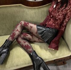 Kibbe Romantic Street Style, Core Fashion Aesthetic Types, Vampire Core Aesthetic Outfits, Hedonist Aesthetic, Assasin Outfits Women, Sapphic Fashion, 일본 패션