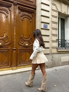 Knee Boots Suede, Knee Heel Boots Outfit, Outfits With Boots Heels, Khaki Knee High Boots Outfit, Elegant Boots Outfit, 2024 Boots Outfits, Fits With Heels, Boots With Heels Outfit, Khaki Boots Outfit