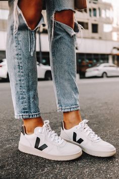 Veja V10, Zapatillas Veja, Black Leather Jacket Outfit, Sneakers Guide, Outfits Minimalist, Veja Shoes, Perfect Sneakers, Style Fitness