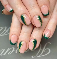 35 Dark Green Nail Ideas for Fall and Winter Manicures Green Emerald Nails, Emerald Nail Ideas, Dark Green Nail Ideas, Nail Art Vert, Winter Manicures, Dark Green Nail, Green Toe Nails, Green Nail Ideas, Paw Print Nails