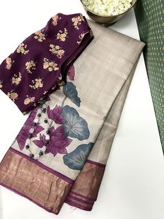 A natural colour handloom tussar saree with modern floral prints along the border and a solid mauve pallu, blouse piece and border. The blouse piece has thin zari lines as well. Function Saree, Saree Colours, Modern Sarees, Saree Borders, Lenin Sarees, Partywear Sarees, New Fashion Saree, Sarees Blouse, Silk Saree Blouse Designs Patterns