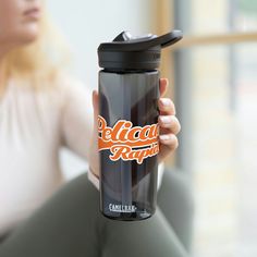 a woman is holding a coffee cup with the words peca rapas on it