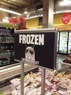 there is a sign that says frozen like my heart in front of the grocery store