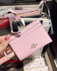 #pink #coach #wallet Coach Wallet Aesthetic, Wallet Keychain Ideas, Cute Wallet Aesthetic, Car Keychain Ideas, Wallet Aesthetic, Girly Car Accessories, Trendy Purses, Luxury Bags Collection, Purse Essentials