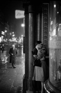 Intimate Vintage Photos of Romantic Couples in the 1960s ~ Vintage Everyday Ali Michael, Vintage Guide, Hidden Images, Tilda Swinton, Rainy Night, Oxford Street, Young Couple, Magnum Photos