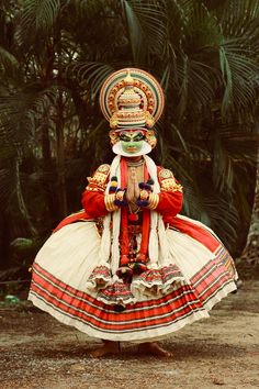 Kathakali Dance Photography, Kathakali Dance Poses, Kerala Classical Dance Photography, Kerala Culture Aesthetic, Kathakali Aesthetic, South Indian Culture Aesthetic, Kadhakali Photography, Kathakali Images, Kochi Illustration