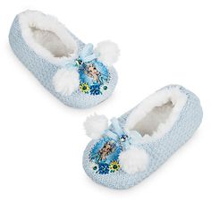 Authentic Disney Store  Character Plush Slippers   Frozen Elsa   New with Tags Never displayed Check out my other listings - Many Disney and Kids/Baby Clothes Elsa House Slippers for Girls ·         Warm house slippers ·         Soft knit uppers ·         Furry lining and pom poms ·         Satin screen art applique features Elsa · �        Metallic embroidery detailing ·         Faceted gems ·         Sparkling bow ·         Non-slip soles ·         All man-made materials ·         Imported Kids Elsa House, Disney Slippers, Rose Gold Sneakers, Frozen Elsa And Anna, Bailey Bow Uggs, Frozen Disney, Kids Uggs, Frozen Elsa, Slippers For Girls