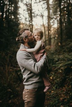 Pnw Family Photos, Family Photoshoot Forest, Family Forest Photoshoot, Forest Family Photos, Forest Family Photoshoot, Maple Forest, Outdoor Family Portraits, Park Photoshoot