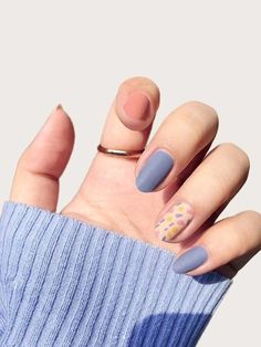 These are the BEST grey matte nails ideas, including cute grey matte nails designs, short grey matte nail art designs, grey matte nails coffin, and more! Plus, there are other cool matte grey nails coffin and short matte grey acrylic nails designs that you should check out. Colorblock Nails, Nails Korean, Tape Nail Art, Nail Tape, Bolo Fake, Fake Nail