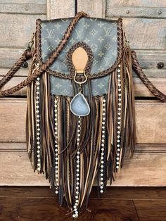 Bags With Beads, Western Bags Purses, Western Bags, Cute Church Outfits, Designer Handbags Louis Vuitton, Western Bag, Diy Leather Earrings, Cowgirl Accessories