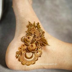 the foot is decorated with hendi and flowers