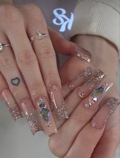 Neutral Nails With Rhinestones, Buchifresa Nails, Nude Bling Nails, Buchonas Nails, Buchona Nails, Nail Art Step By Step, Short Pink Nails, Art Step By Step, Gold Acrylic Nails