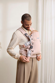 A man wearing his baby in a BabyBjörn Baby Carrier Harmony in light pink Woven Mélange. Back Relief, Newborn Needs, Ergonomic Baby Carrier, Hip Dysplasia, Baby Bjorn, Baby Top, Do Baby, Neck Support, Back Support