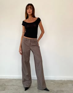 Image of Helsa Low Rise Trouser in Dark Brown Tailoring Low Waisted Dark Jeans Outfit, Low Rise Grey Pants Outfit, Sixth Form Trouser Outfits, Low Rise Tailored Pants, Low Waist Trousers Outfit, Low Rise Trousers Outfit, Low Waisted Pants Outfit, Tailor Outfit